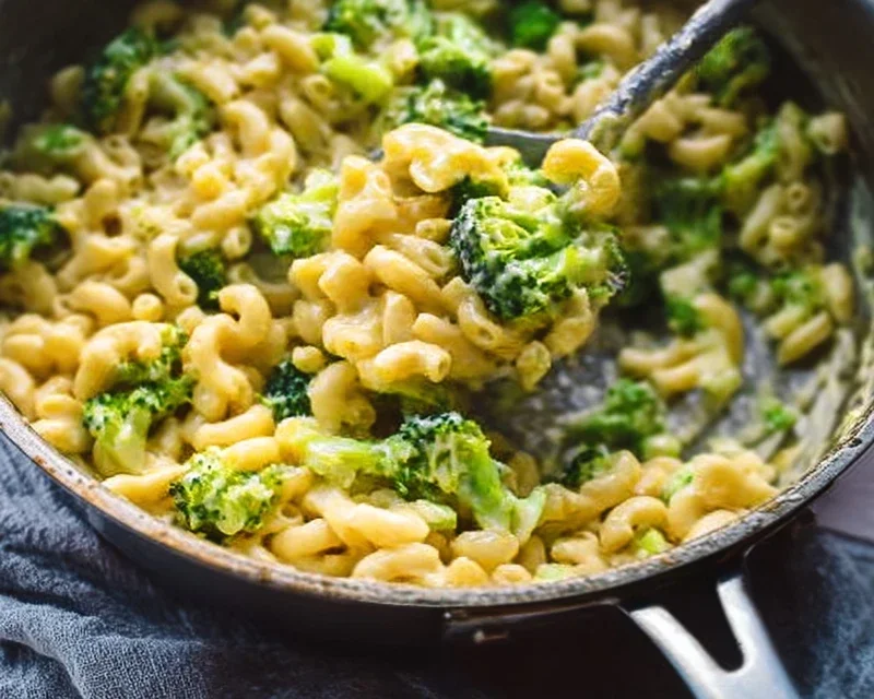 One Pot Healthy Broccoli Mac and Cheese